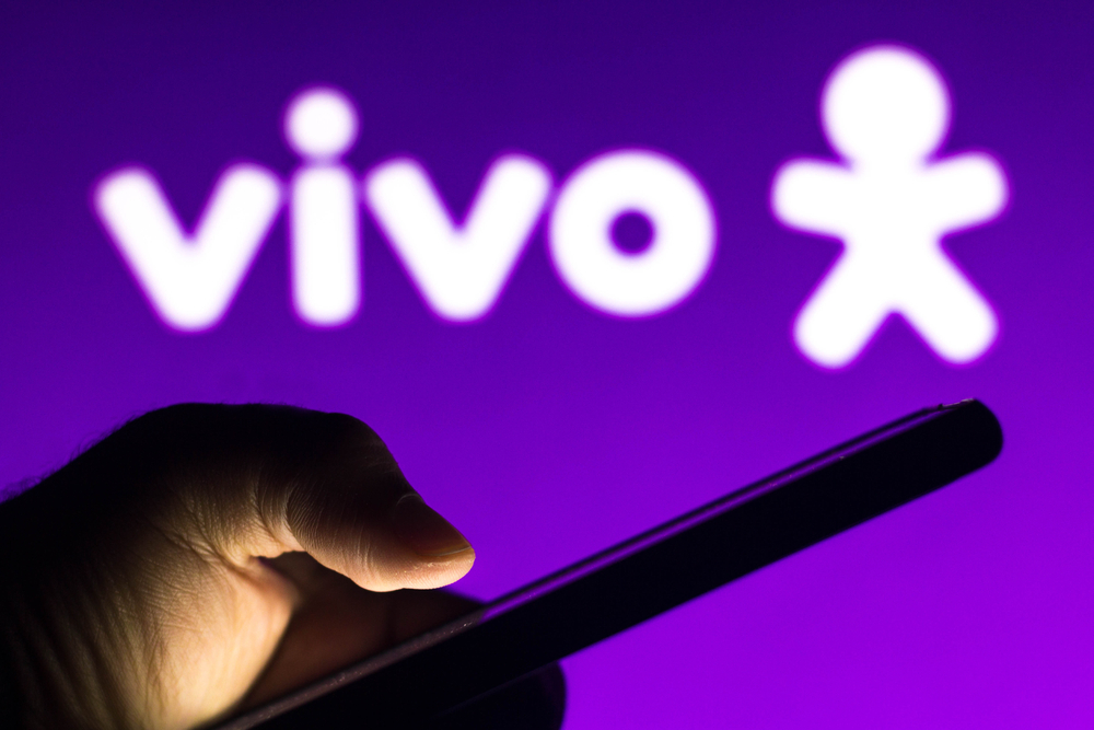 imagem do logo da VIVO e um celular