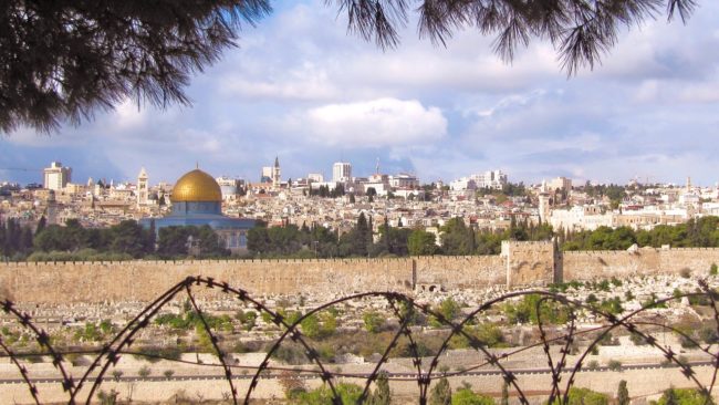 Imagem mostra lugares sagrados de Jerusalém por trás do muro; Pixabay.