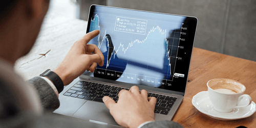 empresario-analise-indicadores-mercado-acoes-investimentos-notebook-smartphone